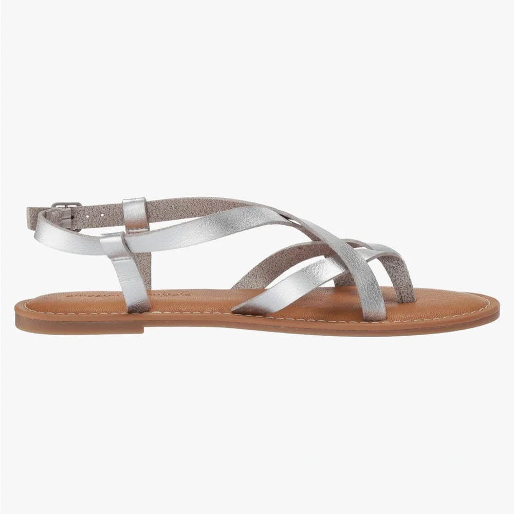 Amazon Essentials Women's Casual Strappy Sandal Silver metallic NWT Size 8